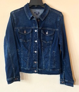lot 101 image: Izod Jean Jacket Size Large