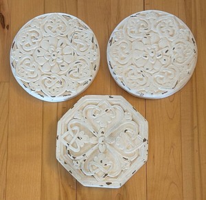 lot 104 image: Distressed Decor by Central Park Plaques
