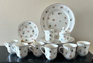 lot 116 image: Villeroy & Boch Petite Fleur Dinnerware