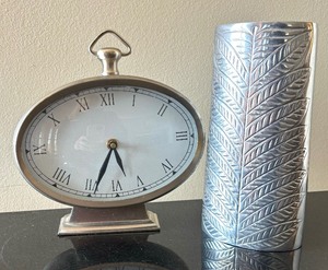 lot 123 image: Shimmering Vase and Clock