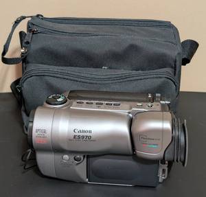 lot 199 image: Canon ES970 8mm Video Camcorder