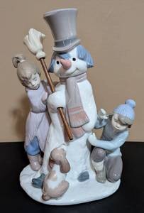 lot 248 image: Lladro 5713 Snowman and Children Porcelain Figurine