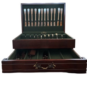 lot 229 image: Vintage Oneida Flatware Set