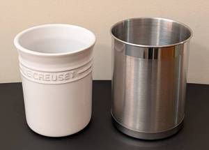 lot 263 image: Le Creuset and OGGI Kitchen Utensil Holders