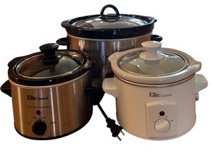 lot 221 image: Three Crockpots  Slow Cookers