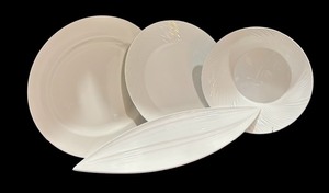 lot 189 image: Wedgwood Beautiful Bone China Platters and Bowl