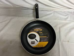 lot 22 image: Utopia Kitchen 11 Frying Pan