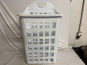 lot 27 image: United Solutions Rolling Hamper with Handle