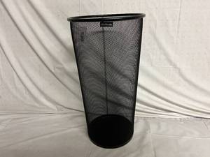 lot 35 image: Mind Reader Office Waste Bin - Black