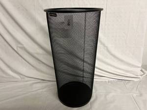 lot 36 image: Mind Reader Office Waste Bin - Black