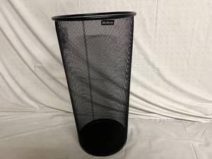 lot 38 image: Mind Reader Office Waste Bin - Black