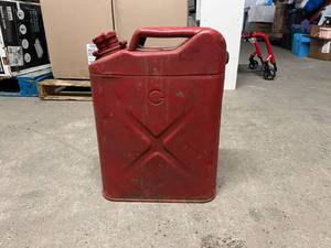 lot 121 image: Jerrycan 5 gallons