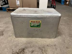 lot 123 image: Pik-Nik Cooler Cronstroms
