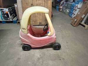 lot 127 image: Little Tikes Cozy Coupe