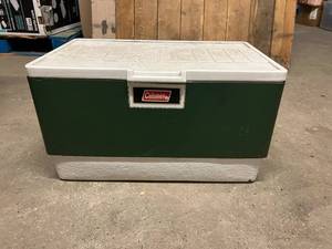 lot 131 image: Coleman Cooler-Seals but Top hinges not attached