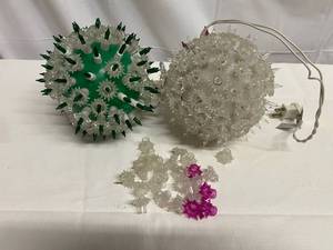 lot 135 image: Vintage Christmas lighted Balls