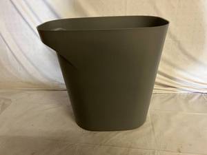 lot 56 image: IRIS USA 6 Gallon  24 Quart Trash Can