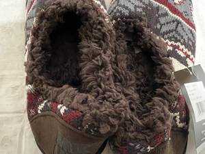 lot 157 image: Pair of Brown Muk Luks Slippers - Size Medium