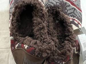 lot 161 image: Pair of Brown Muk Luks Slippers - Size Medium