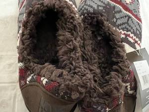lot 160 image: Pair of Brown Muk Luks Slippers - Size Medium