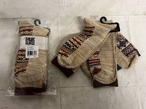 lot 149 image: 2 x 3ct Packs of Tan Muk Luks Socks