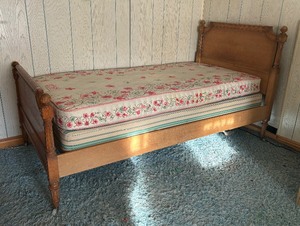 lot 8 image: Vintage Twin Bed Wooden Frame