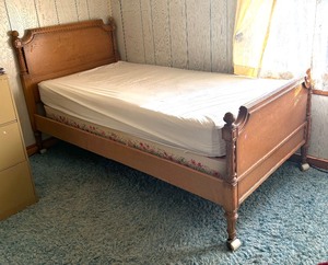 lot 9 image: Vintage Twin Bed Wooden Frame