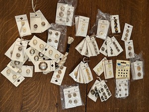 lot 121 image: Large Lot of Vintage Buttons