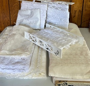 lot 282 image: Beautiful Lace in Whites and Creams