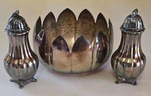 lot 202 image: Silver Plated Dish & Salt & Pepper Set