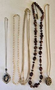 lot 203 image: Collection of Vintage Costume Jewelry