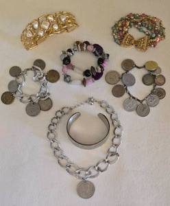 lot 205 image: Group of Vintage Costume Jewelry