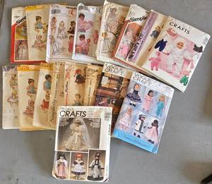 lot 210 image: Doll Clothing Pattern Collection