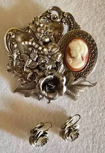 lot 212 image: Stunning Cameo Brooch & Earring Set