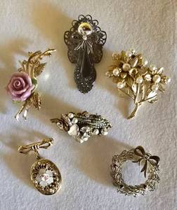 lot 213 image: Beautiful Brooch Selection