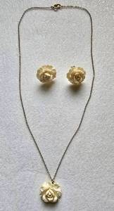 lot 219 image: Vintage Rose Motif Pendant & Earring Set