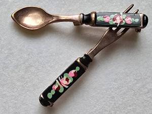 lot 220 image: Vintage Spoon & Fork Enameled Bar Pins