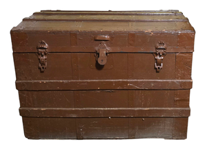 lot 18 image: Vintage Wooden Trunk