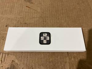lot 9 image: Apple Watch SE Gen 2 GPS 40mm Starlight Aluminum MXEF3LLA