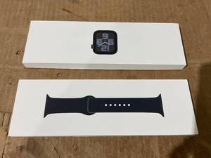 lot 12 image: Apple Watch Series SE Gen 2 GPS 40mm Midnight Aluminum Case MXE73LLA
