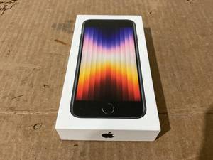lot 13 image: Apple iPhone SE3, 64GB