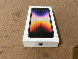 lot 15 image: Apple iPhone SE3, 64GB