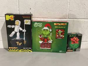 lot 585 image: LOT OF 3 Brick Building Set