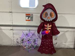lot 456 image: Members Mark 5 Pre-Lit LED Infinity Mirror Reaper Pal
