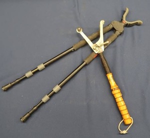 lot 4 image: VINTAGE CLAY PIGEON LAUCHER & GUN REST