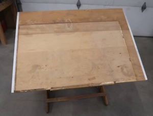 lot 11 image: ART TABLE