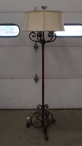 lot 15 image: STANDING LAMP