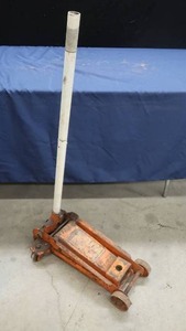 lot 25 image: CENTRAL HYDRAULIC 2-TON LEVER JACK
