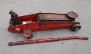 lot 26 image: MEDALLION 1 12 TON HYDRAULIC TROLLEY JACK