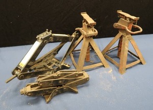 lot 27 image: 2 JACK STANDS  2 JACKS